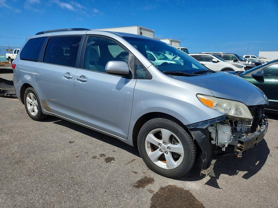 65363326 :رقم المزاد ، 5TDKK3DC2FS532140 vin ، 2015 Toyota Sienna مزاد بيع