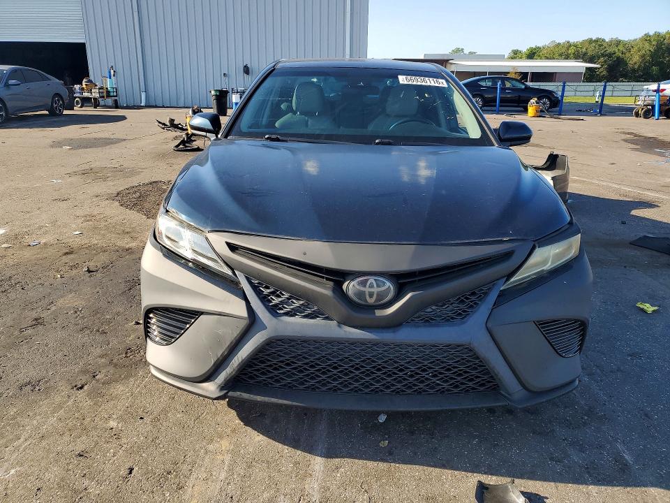 66936116 :رقم المزاد ، 4T1B11HK1JU583587 vin ، 2018 Toyota Camry مزاد بيع