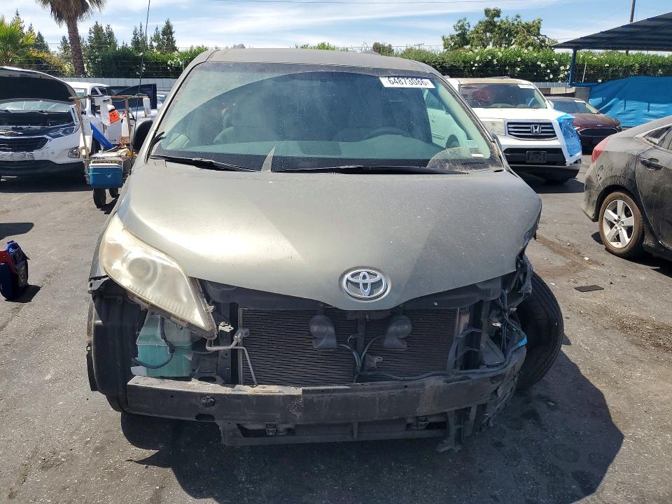 64873086 :رقم المزاد ، 5TDKK3DC9BS012107 vin ، 2011 Toyota Sienna مزاد بيع