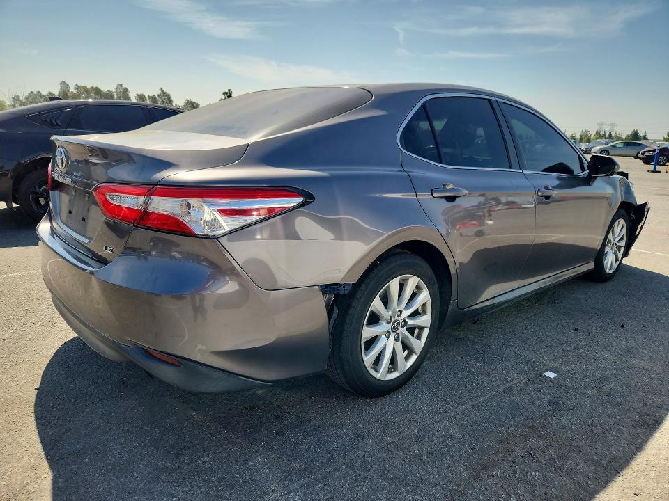 64136416 :رقم المزاد ، 4T1B11HK0JU530380 vin ، 2018 Toyota Camry L/le/xle/se مزاد بيع