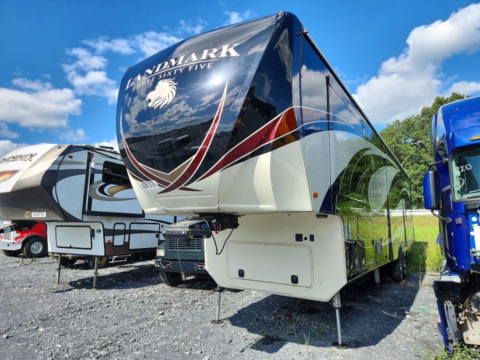 62951076 :رقم المزاد ، 5SFBG4222JE352881 vin ، 2018 Heartland Rv Bighorn Big Country Landmark Oakmont Silverado مزاد بيع