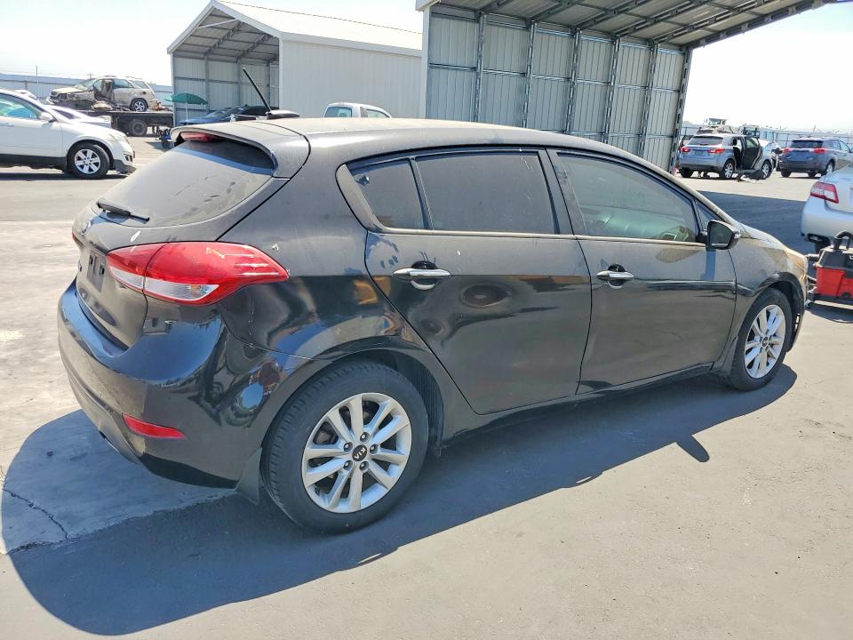64078056 :رقم المزاد ، KNAFK5A81H5686843 vin ، 2017 Kia Forte5 مزاد بيع