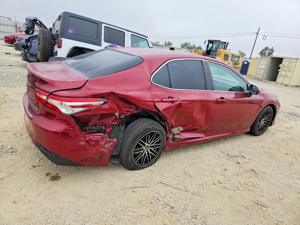 64661896 :رقم المزاد ، 4T1B11HK3JU600843 vin ، 2018 Toyota Camry مزاد بيع