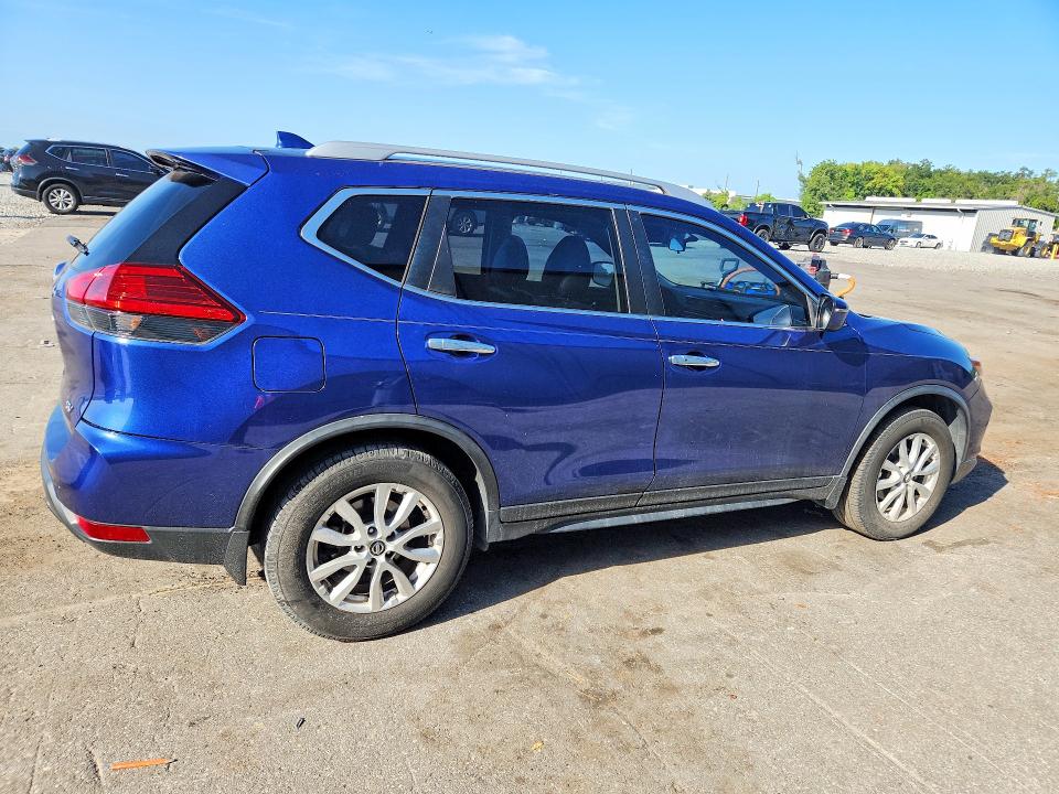 2017 Nissan Rogue მანქანა იყიდება აუქციონზე, vin: JN8AT2MT1HW135061, აუქციონის ნომერი: 64755706