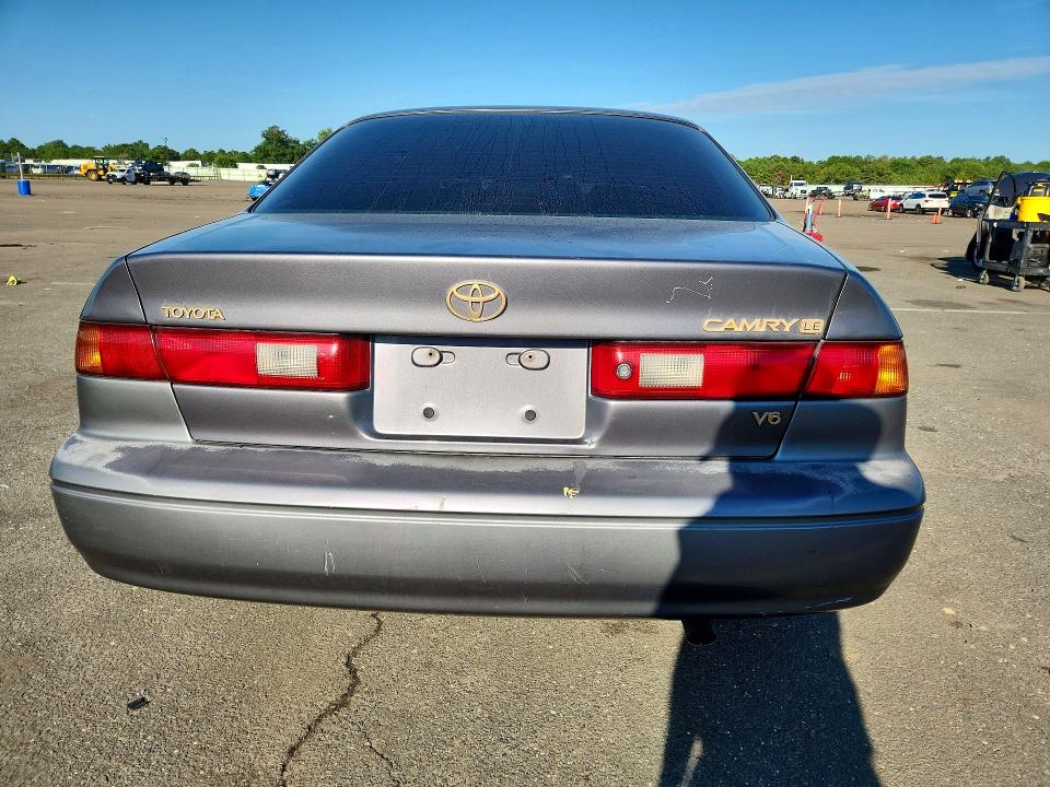 65121586 :رقم المزاد ، 4T1BF22K2WU073451 vin ، 1998 Toyota Camry مزاد بيع