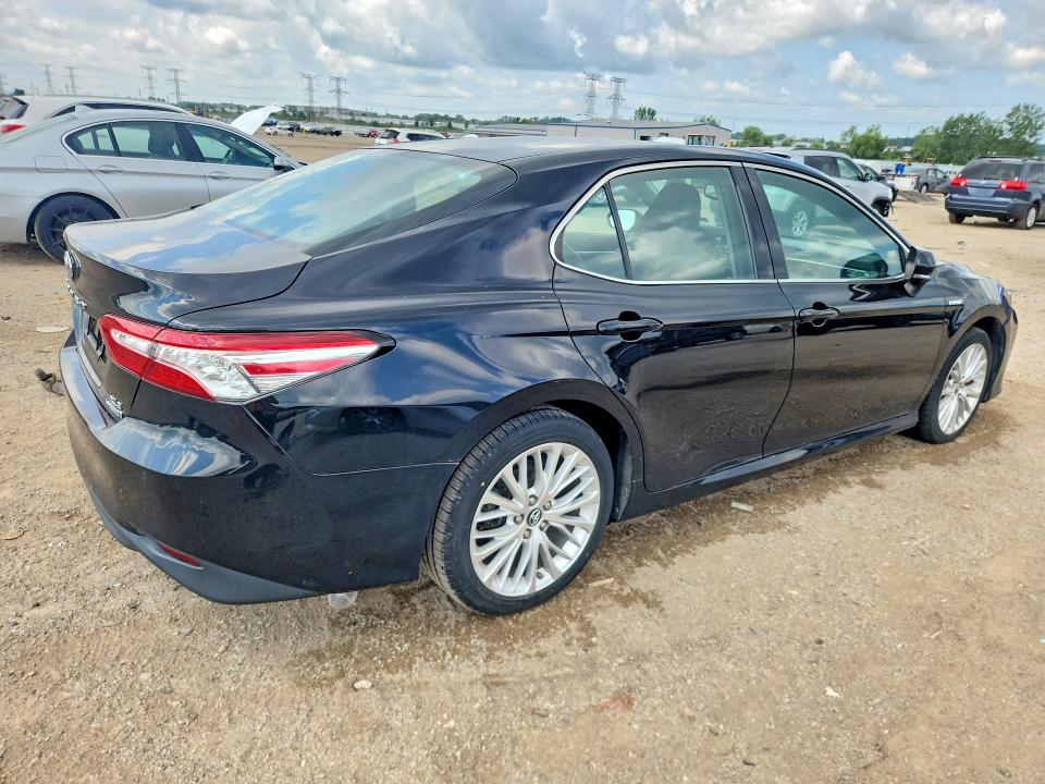 62131936 :رقم المزاد ، 4T1B21HK1JU509020 vin ، 2018 Toyota Camry Hybrid مزاد بيع