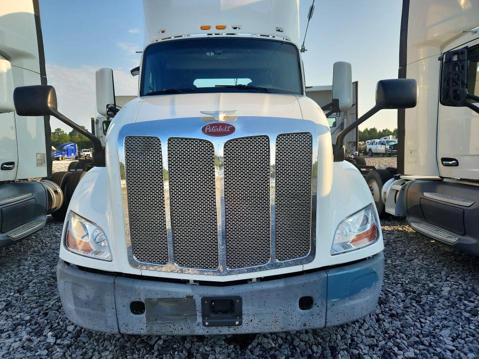 Продаж на аукціоні авто 2017 Peterbilt 579, vin: 1XPBA48X3HD428968, номер лоту: 61967826