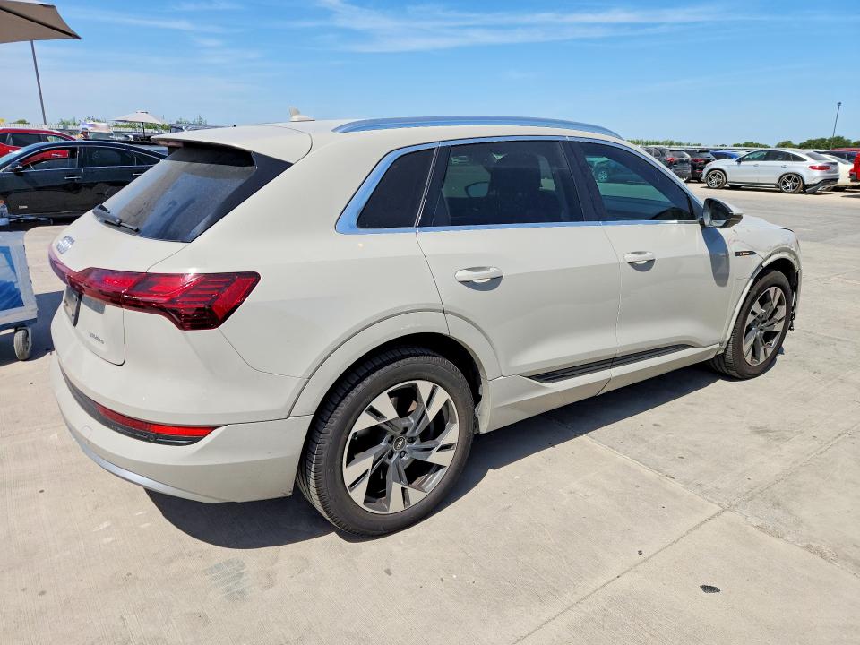 2022 Audi E-tron მანქანა იყიდება აუქციონზე, vin: WA1AAAGEXNB023932, აუქციონის ნომერი: 63552956