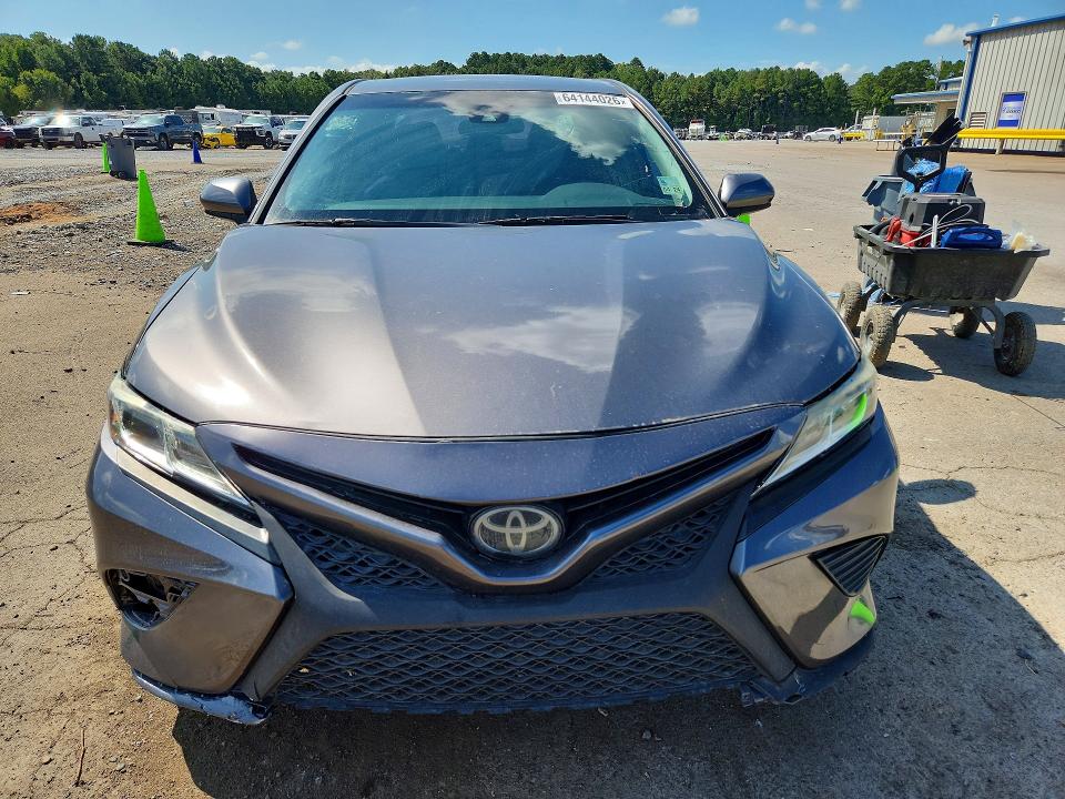 2018 Toyota Camry მანქანა იყიდება აუქციონზე, vin: 4T1B11HK4JU590484, აუქციონის ნომერი: 64144026