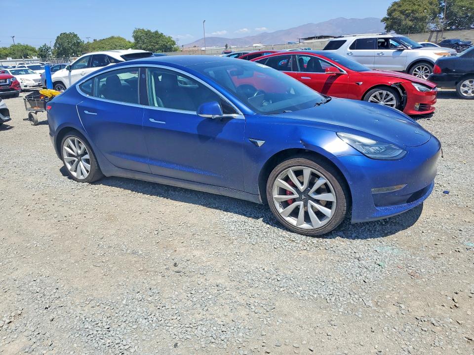 2018 Tesla Model 3 მანქანა იყიდება აუქციონზე, vin: 5YJ3E1EAXJF008101, აუქციონის ნომერი: 64140476