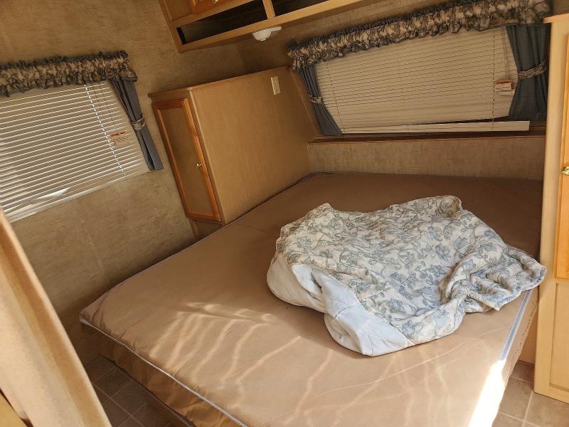 66563596 :رقم المزاد ، 1UJBJ02M641JP0112 vin ، 2004 Jayco Jay Trailers مزاد بيع