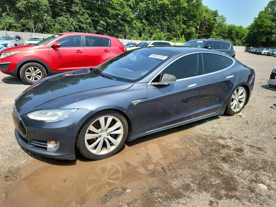 64041426 :رقم المزاد ، 5YJSA1H25FFP74031 vin ، 2015 Tesla Model S مزاد بيع