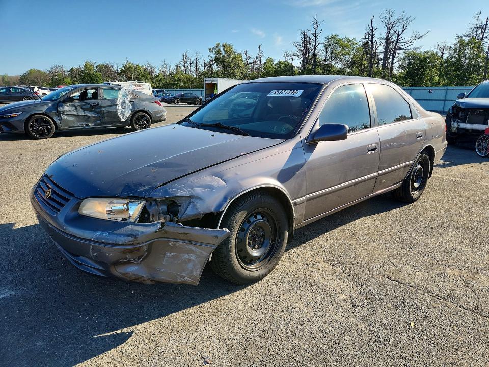 65121586 :رقم المزاد ، 4T1BF22K2WU073451 vin ، 1998 Toyota Camry مزاد بيع