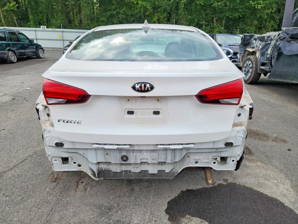 67282136 :رقم المزاد ، 3KPFL4A76JE245124 vin ، 2018 Kia Forte مزاد بيع