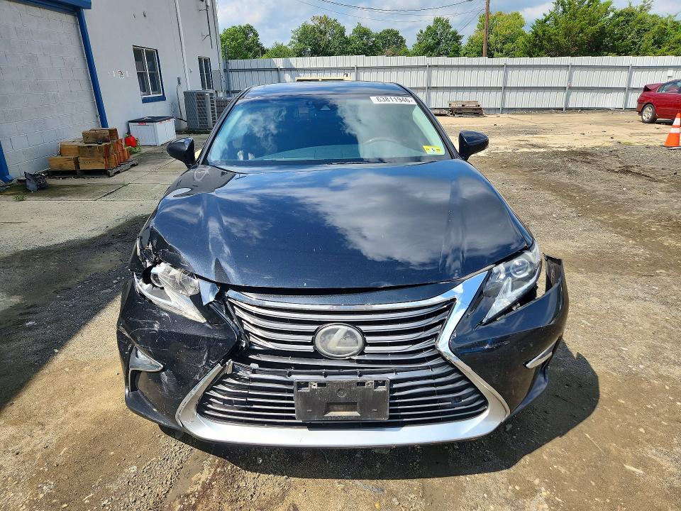 63811946 :رقم المزاد ، 58ABK1GG4HU066555 vin ، 2017 Lexus Es مزاد بيع