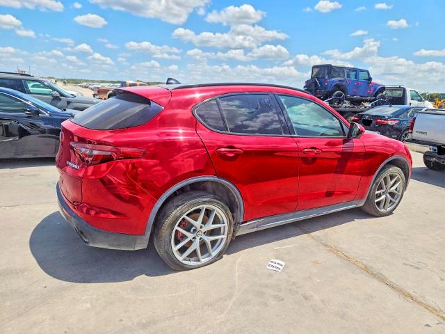 64490016 :رقم المزاد ، ZASFAKPN0J7B98941 vin ، 2018 Alfa Romeo Stelvio مزاد بيع