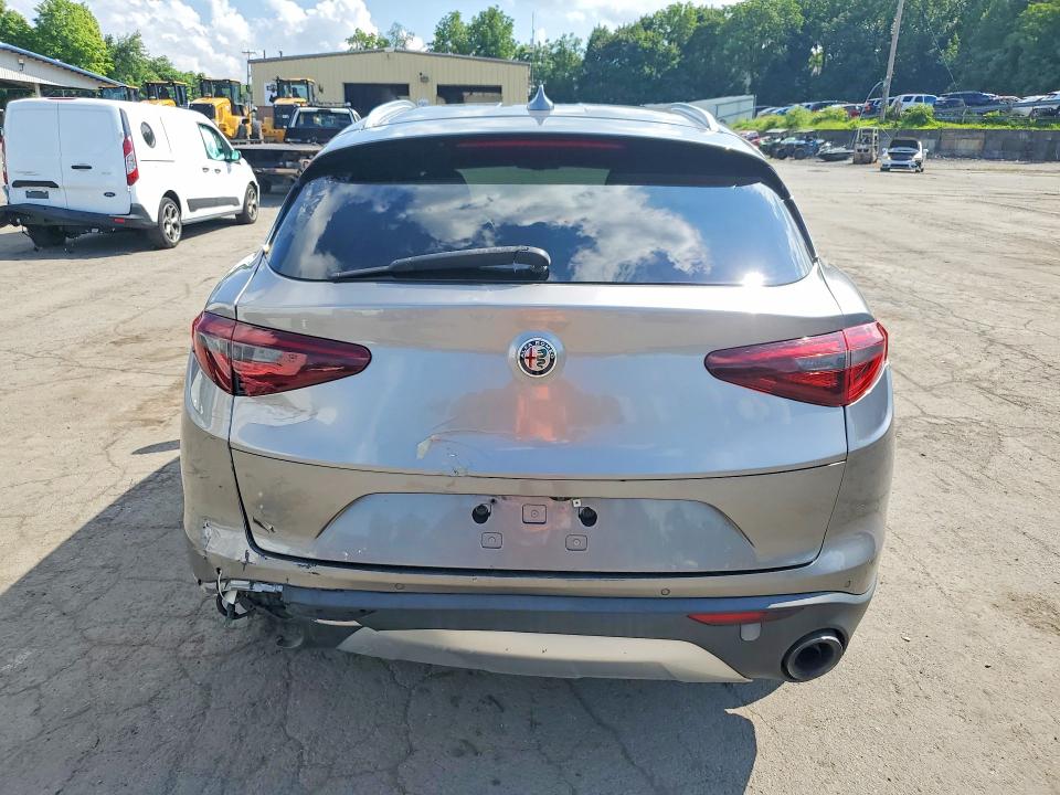64332996 :رقم المزاد ، ZASFAKAN1J7B83521 vin ، 2018 Alfa Romeo Stelvio مزاد بيع