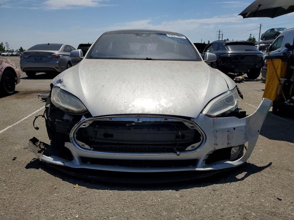 63621996 :رقم المزاد ، 5YJSA1E28FF117373 vin ، 2015 Tesla Model S مزاد بيع