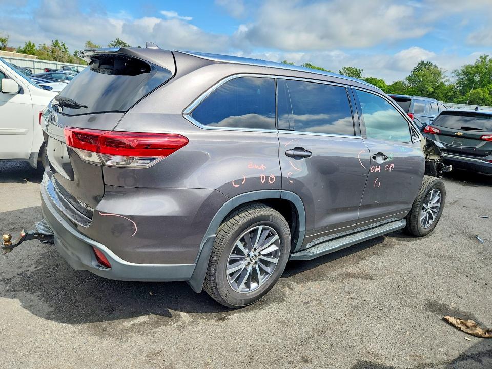 2017 Toyota Highlander მანქანა იყიდება აუქციონზე, vin: 5TDJZRFH7HS384685, აუქციონის ნომერი: 64914486