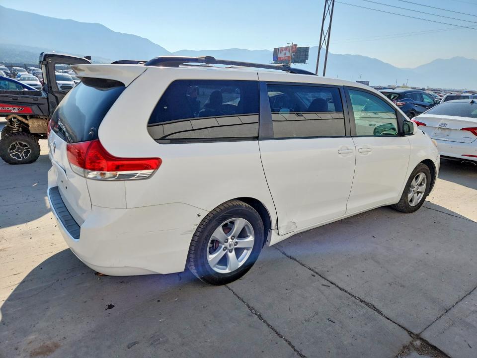 61409906 :رقم المزاد ، 5TDKK3DC9BS146695 vin ، 2011 Toyota Sienna مزاد بيع