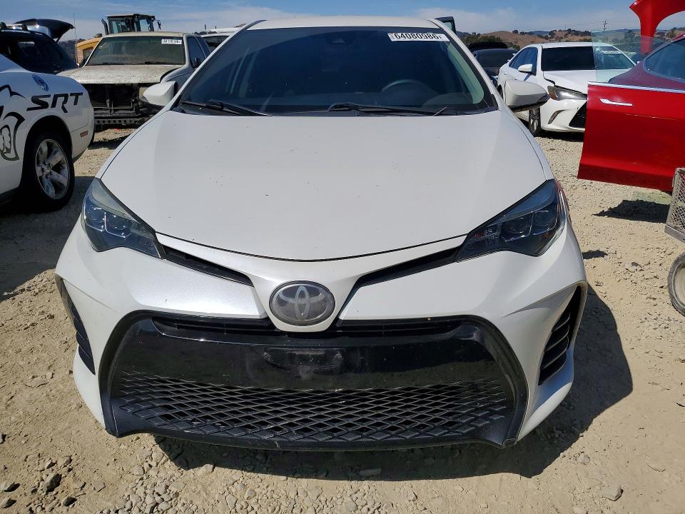 64080986 :رقم المزاد ، 5YFBURHE9JP770478 vin ، 2018 Toyota Corolla مزاد بيع