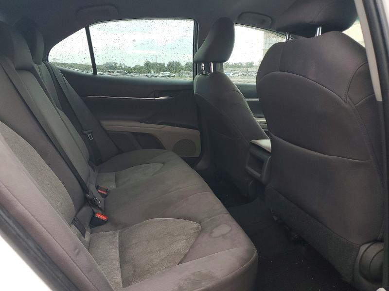 65563186 :رقم المزاد ، 4T1B11HK9JU541054 vin ، 2018 Toyota Camry مزاد بيع
