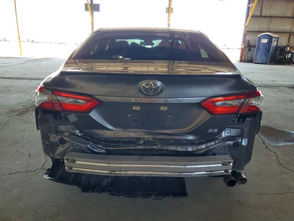 65181826 :رقم المزاد ، 4T1B11HK4JU612015 vin ، 2018 Toyota Camry مزاد بيع