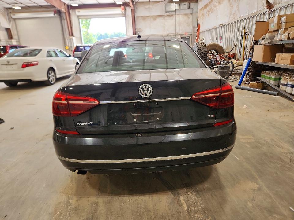 66071006 :رقم المزاد ، 1VWAT7A38HC045238 vin ، 2017 Volkswagen Passat مزاد بيع