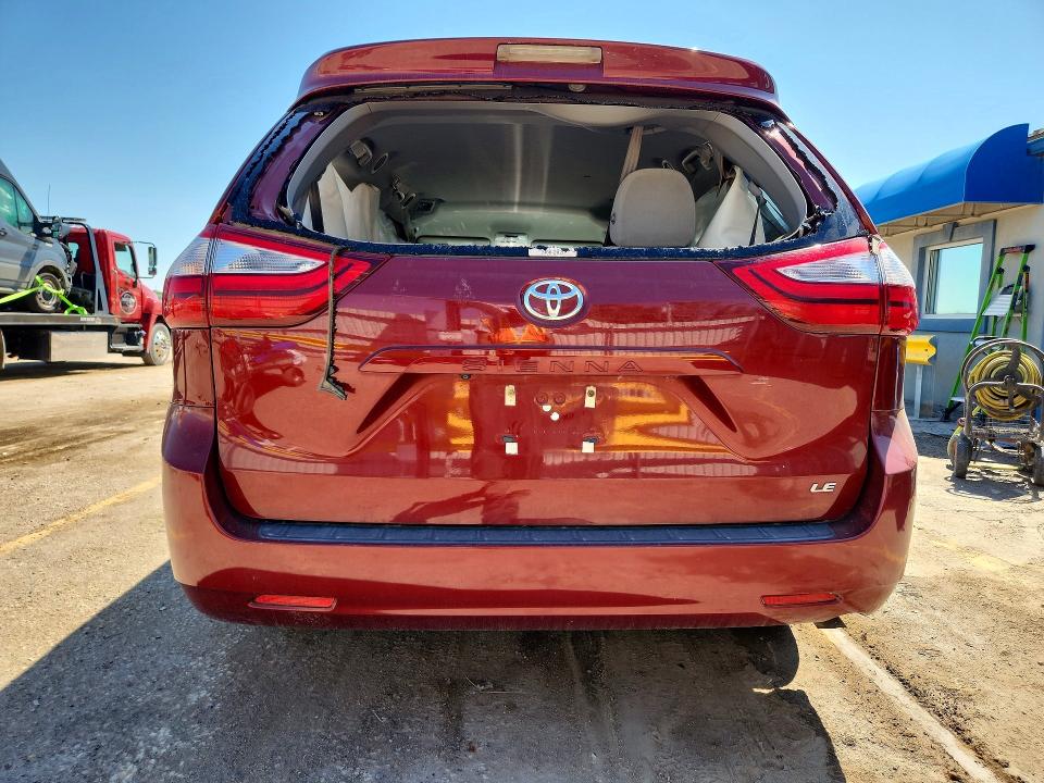 65588426 :رقم المزاد ، 5TDKZ3DC4HS896557 vin ، 2017 Toyota Sienna مزاد بيع