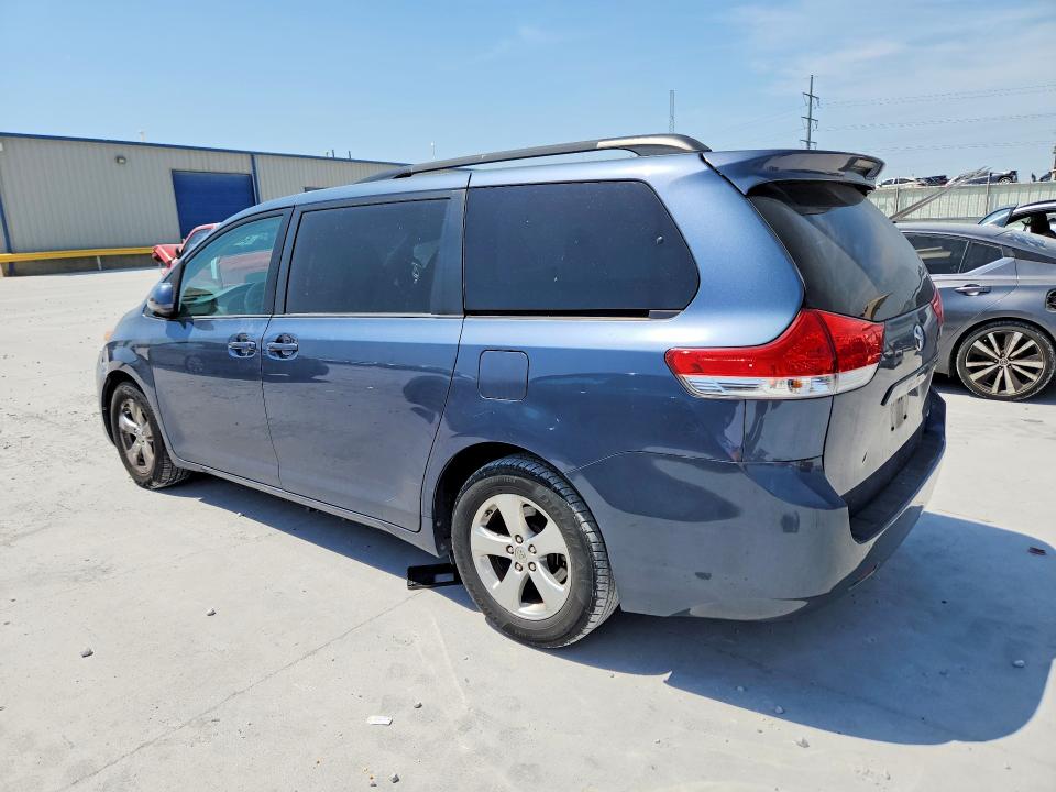 64367516 :رقم المزاد ، 5TDKK3DCXDS382565 vin ، 2013 Toyota Sienna مزاد بيع