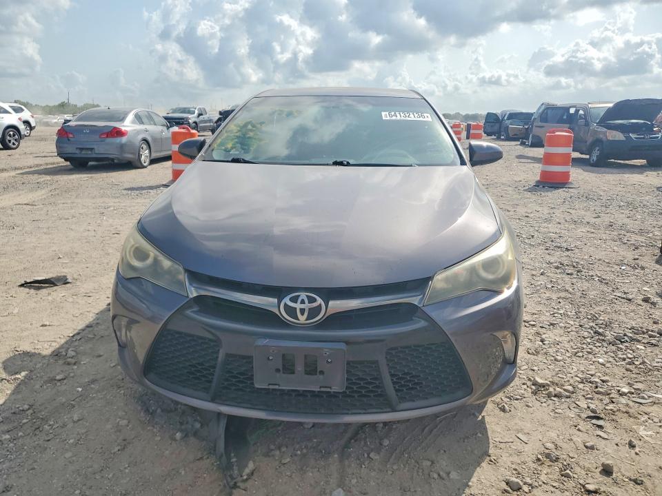 64132136 :رقم المزاد ، 4T1BF1FKXFU903923 vin ، 2015 Toyota Camry مزاد بيع