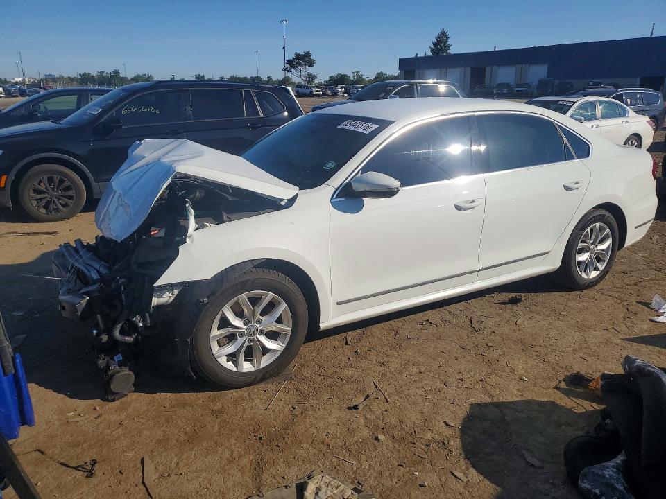 65443516 :رقم المزاد ، 1VWAT7A37HC077601 vin ، 2017 Volkswagen Passat مزاد بيع