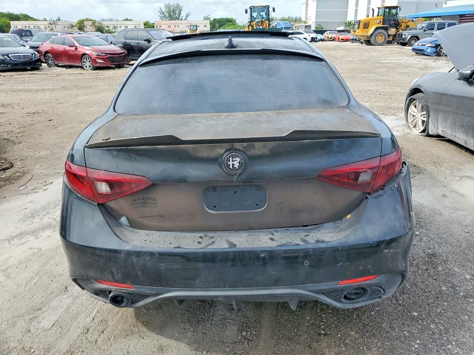 64216946 :رقم المزاد ، ZARFAECN2H7559683 vin ، 2017 Alfa Romeo Giulia مزاد بيع