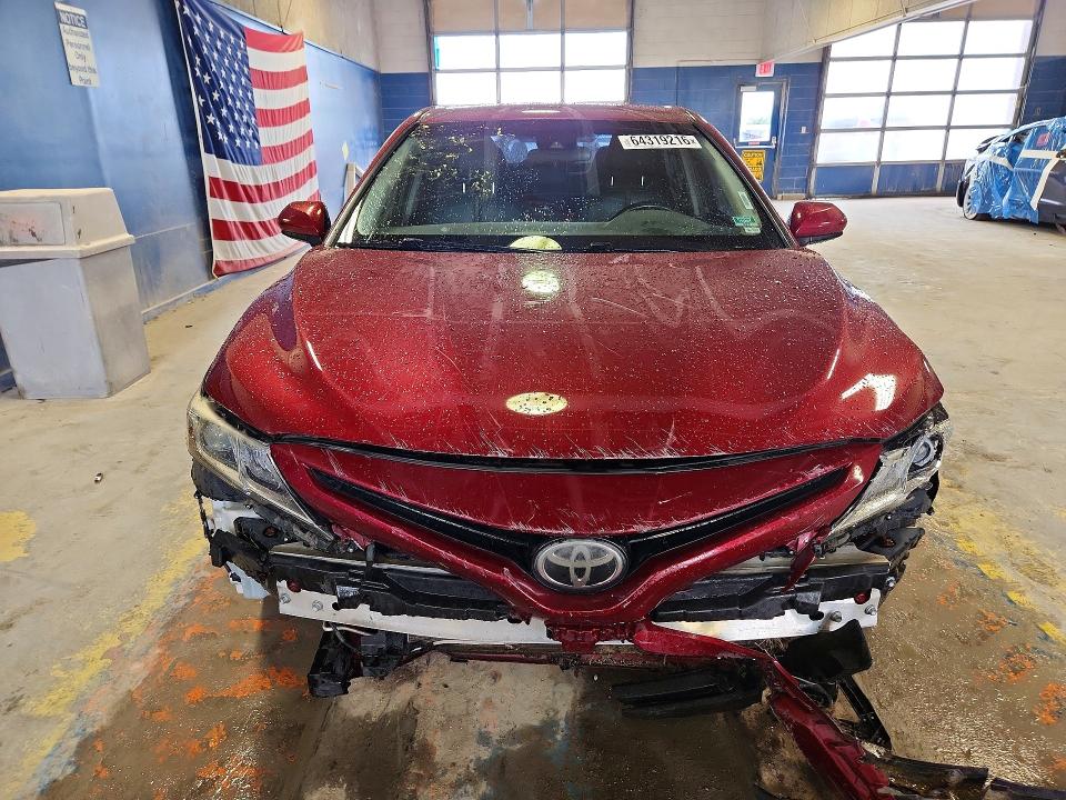 64319216 :رقم المزاد ، 4T1B11HK1JU577398 vin ، 2018 Toyota Camry مزاد بيع