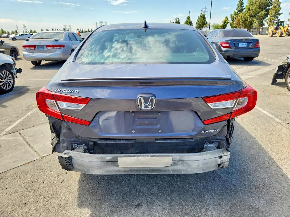 65051356 :رقم المزاد ، 1HGCV1F3XJA135246 vin ، 2018 Honda Accord مزاد بيع