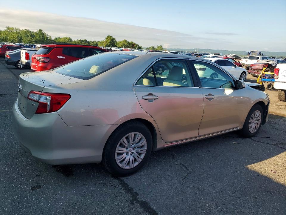 64890736 :رقم المزاد ، 4T4BF1FK2ER361561 vin ، 2014 Toyota Camry مزاد بيع