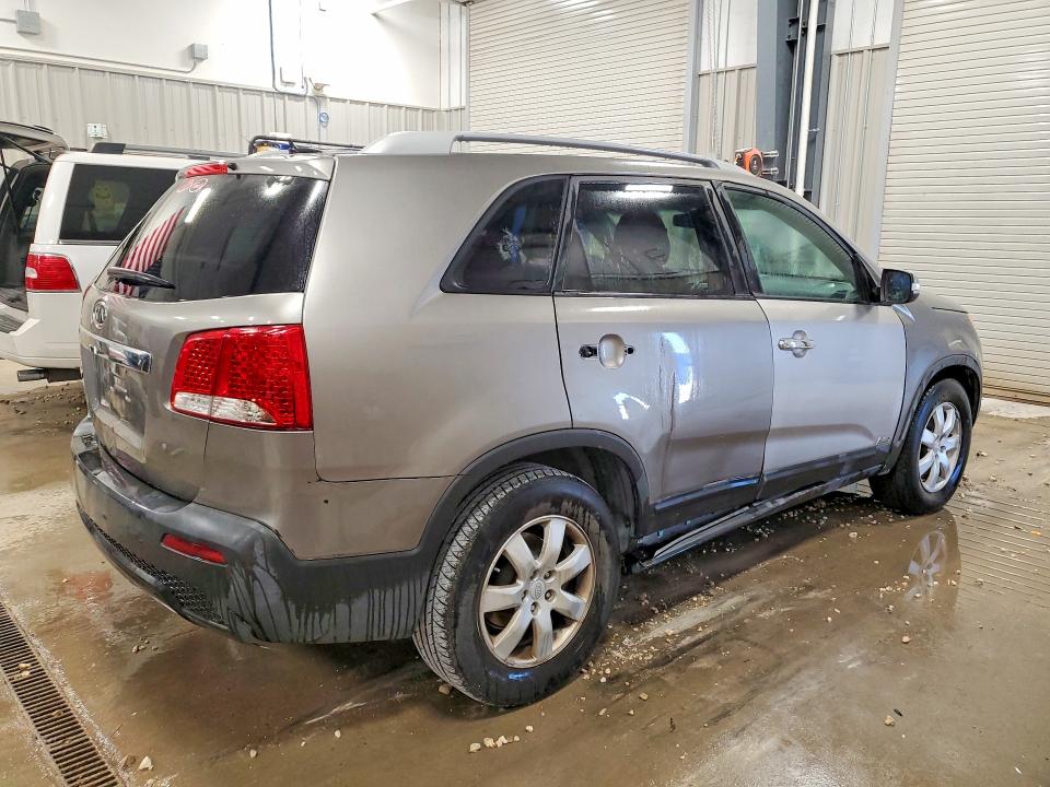 2011 Kia Sorento მანქანა იყიდება აუქციონზე, vin: 5XYKTDA21BG116988, აუქციონის ნომერი: 64034666