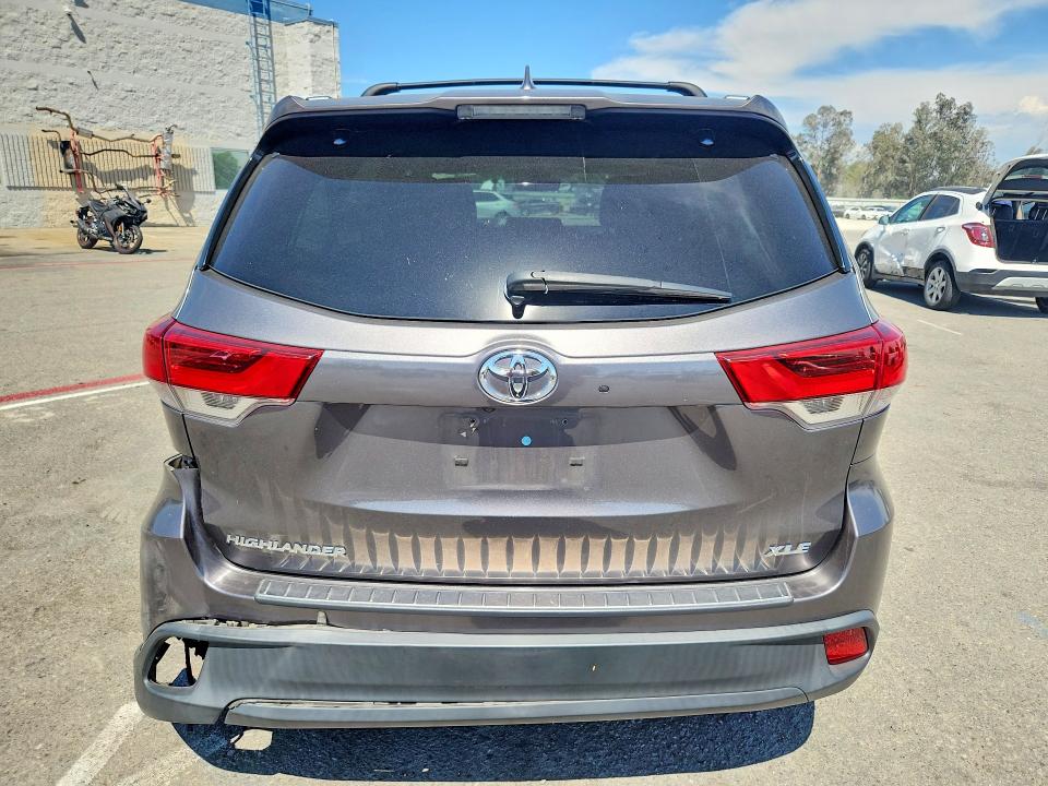 2018 Toyota Highlander მანქანა იყიდება აუქციონზე, vin: 5TDKZRFH6JS529757, აუქციონის ნომერი: 66060186