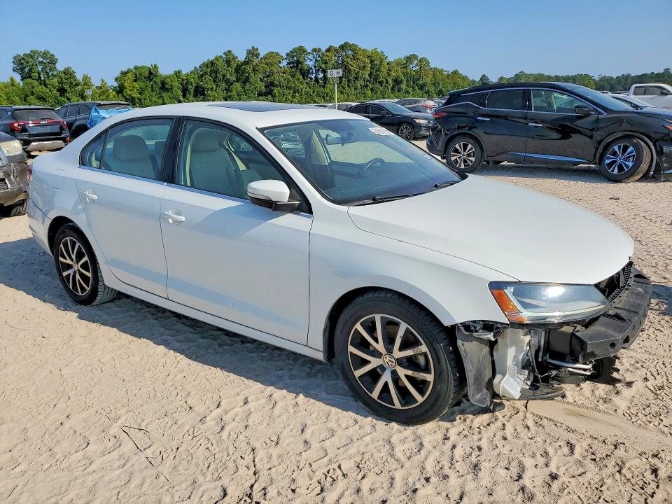 61641136 :رقم المزاد ، 3VWDB7AJXHM390770 vin ، 2017 Volkswagen Jetta مزاد بيع