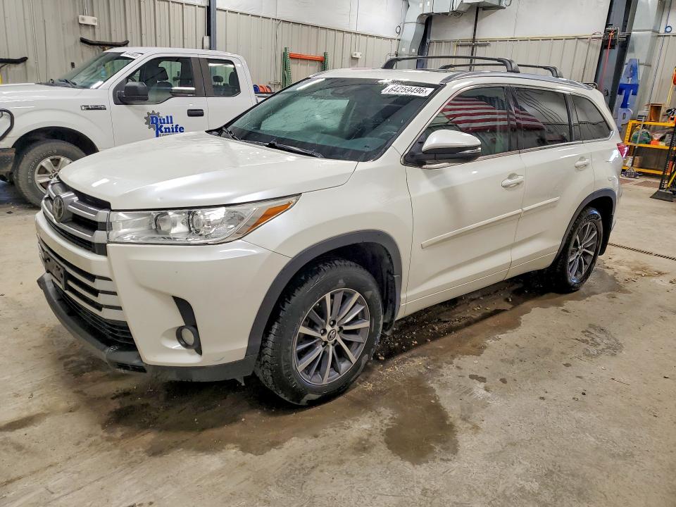 Продажа на аукционе авто 2018 Toyota Highlander, vin: 5TDJZRFH5JS857862, номер лота: 64259496