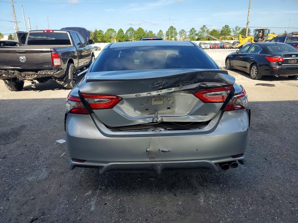 64784866 :رقم المزاد ، 4T1B11HK6JU044463 vin ، 2018 Toyota Camry مزاد بيع