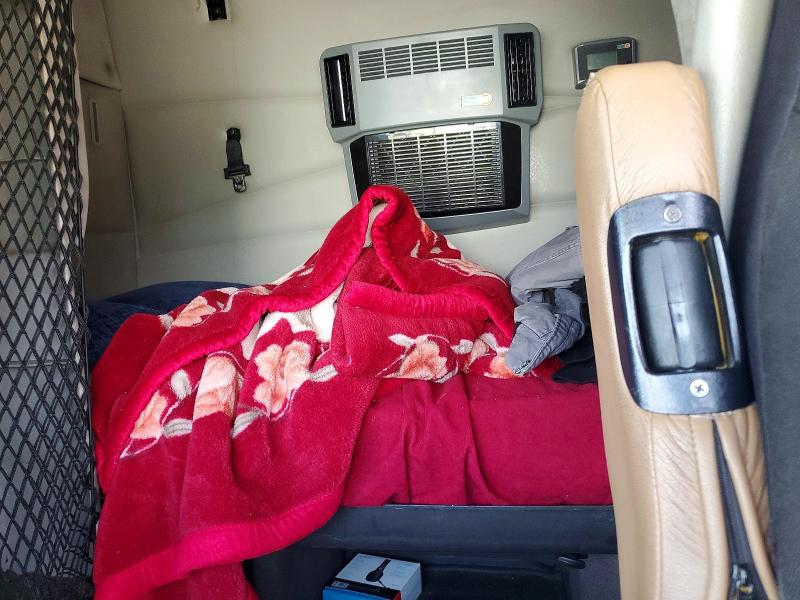65437436 :رقم المزاد ، 4V4NC9THXBN533115 vin ، 2011 Volvo Vn مزاد بيع