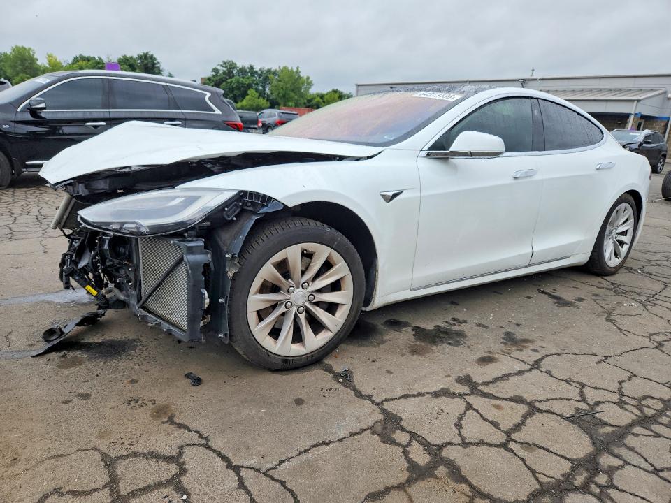 64373136 :رقم المزاد ، 5YJSA1E22JF258299 vin ، 2018 Tesla Model S مزاد بيع