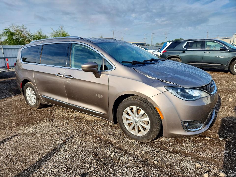 65534546 :رقم المزاد ، 2C4RC1EG6JR144203 vin ، 2018 Chrysler Pacifica مزاد بيع