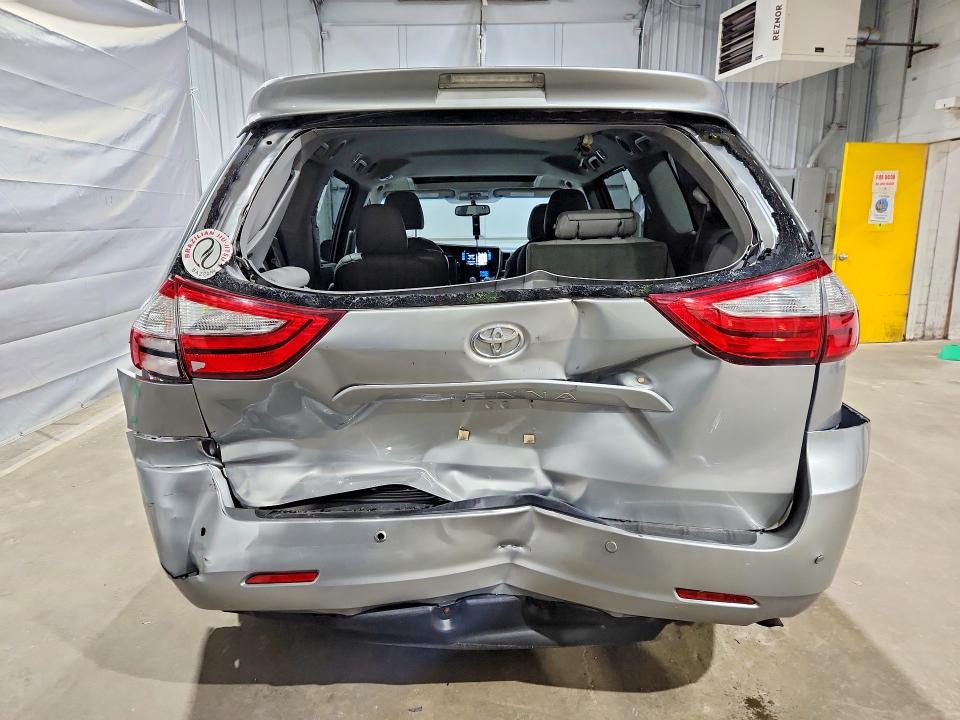 64012076 :رقم المزاد ، 5TDYZ3DC9HS897908 vin ، 2017 Toyota Sienna مزاد بيع