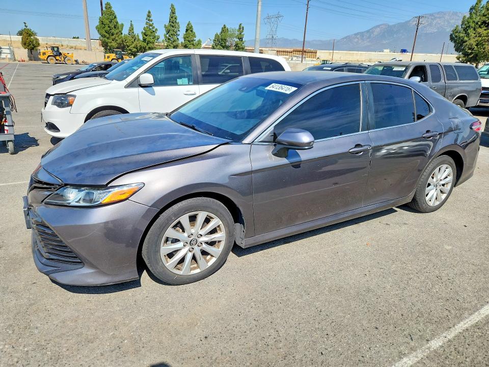64136416 :رقم المزاد ، 4T1B11HK0JU530380 vin ، 2018 Toyota Camry L/le/xle/se مزاد بيع