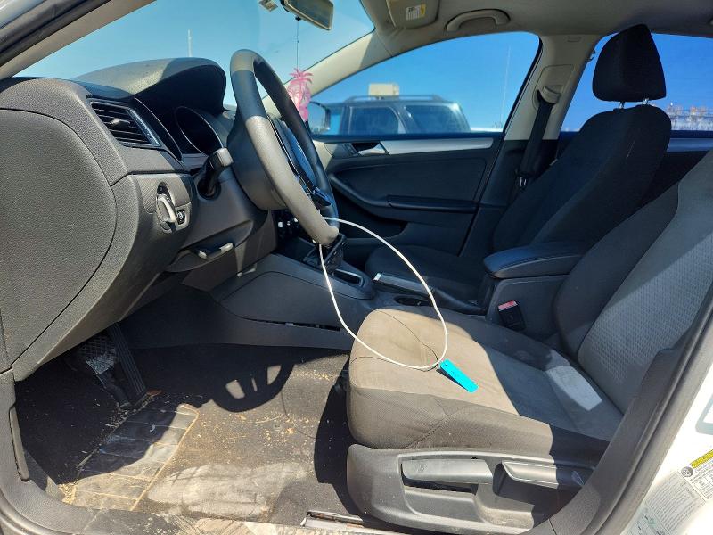 60672826 :رقم المزاد ، 3VW2B7AJ7HM290312 vin ، 2017 Volkswagen Jetta مزاد بيع