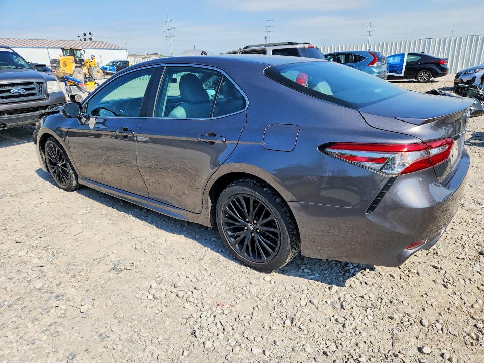 63507466 :رقم المزاد ، 4T1B11HK0JU135034 vin ، 2018 Toyota Camry مزاد بيع