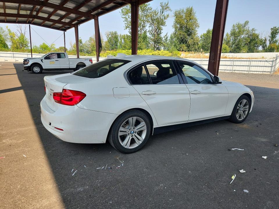 64752586 :رقم المزاد ، WBA8B9G35HNU51924 vin ، 2017 Bmw 3 Series 330i مزاد بيع