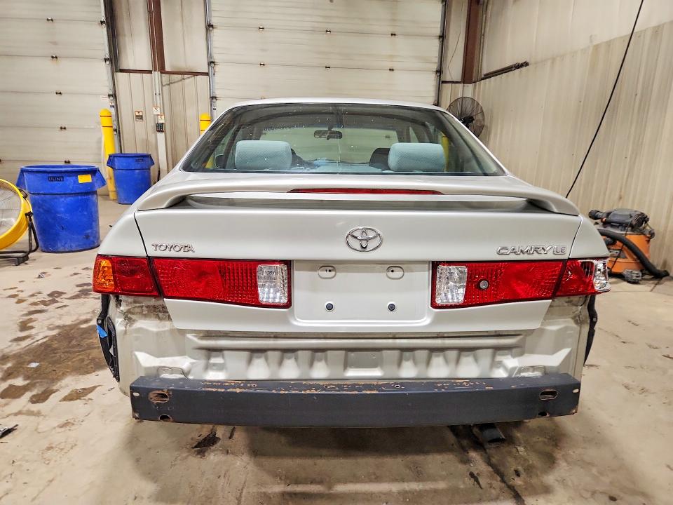 64608306 :رقم المزاد ، 4T1BG28K2YU689755 vin ، 2000 Toyota Camry مزاد بيع